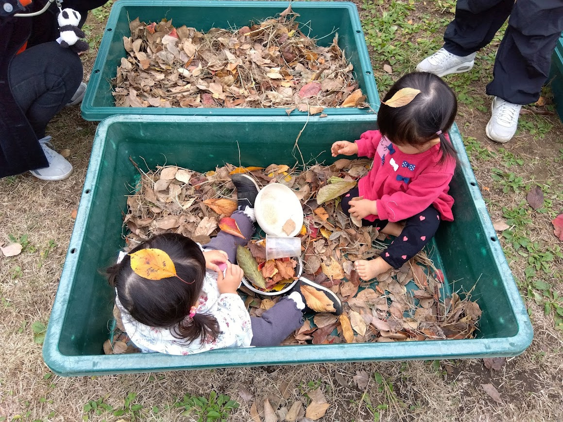 乳幼児サークル-落ち葉.jpg